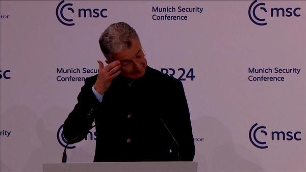 Глава Мюнхенской конференции по безопасности заплакал на глазах у всех в конце своего выступления
Глава Мюнхенской конференции по безопасности заплакал на глазах у всех в конце своего выступления