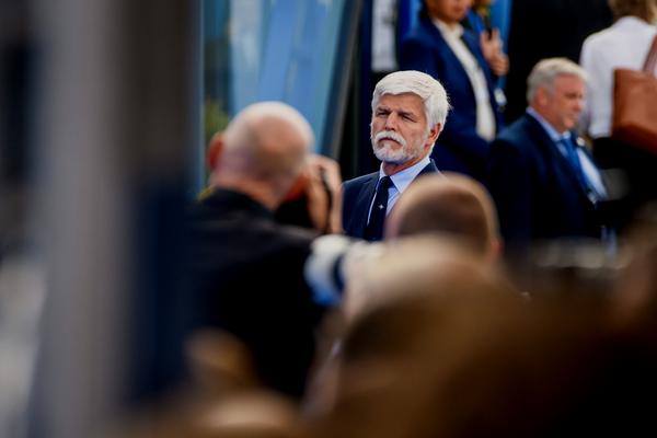Прямая трансляция: Заседание с участием чешского и словацкого президентов в Пражском Граде
Прямая трансляция: Заседание с участием чешского и словацкого президентов в Пражском Граде