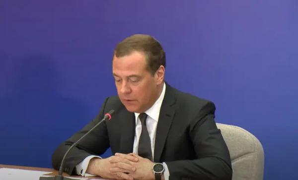 
&laquo;Политический паноптикум&raquo;: Медведев раскритиковал визиты западных политиков на Украину в годовщину начала российской СВО
