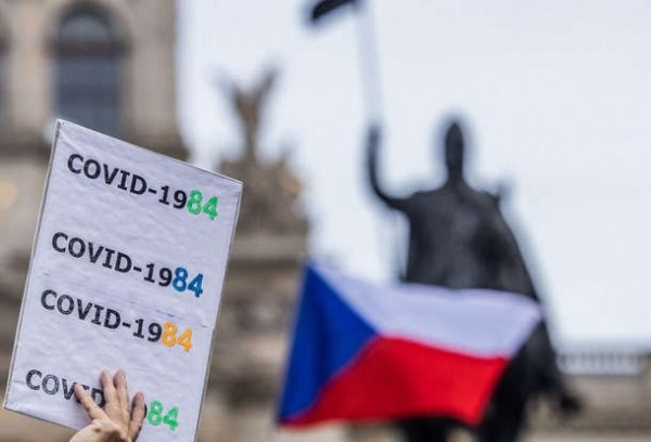 Врачи провели в Праге акцию протеста против мер по борьбе с коронавирусом Врачи провели в Праге акцию протеста против мер по борьбе с коронавирусом