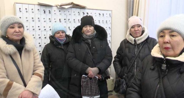 У каждого ипотека, кредиты. Предприниматели, торгующие на тротуаре по улице Победы, просят оставить их на прежнем месте У каждого ипотека, кредиты. Предприниматели, торгующие на тротуаре по улице Победы, просят оставить их на прежнем месте