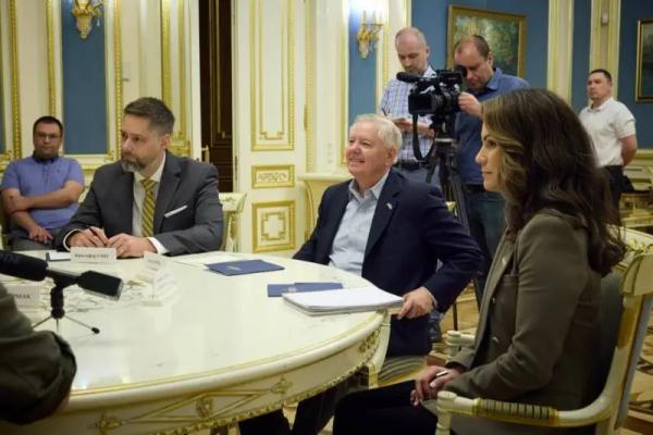 
Американский сенатор Линдси Грэм предложил выделить военную помощь Украине в качестве кредита
