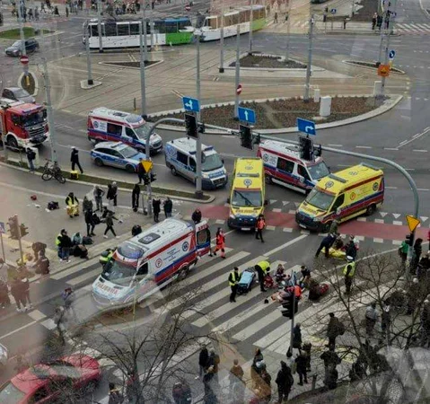 Водитель в Польше на автомобиле намеренно врезался в толпу людей на остановке трамвая
Водитель в Польше на автомобиле намеренно врезался в толпу людей на остановке трамвая