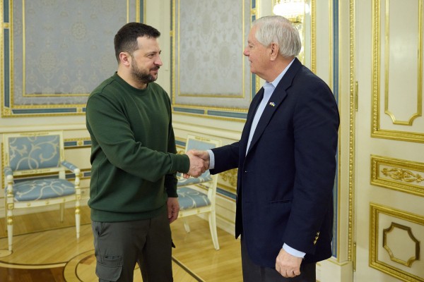 «Нужно больше людей в строю»: в сенате США призвали Украину снизить призывной возраст «Нужно больше людей в строю»: в сенате США призвали Украину снизить призывной возраст