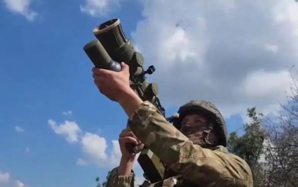 
Российские зенитчики сбили украинский вертолёт с десантом на борту, летевший к Козинкам
