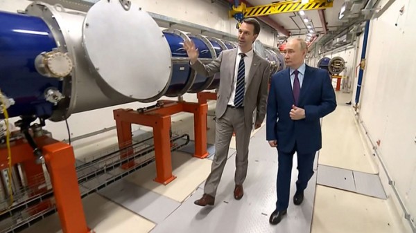 Путин осмотрел коллайдер NICA Путин осмотрел коллайдер NICA