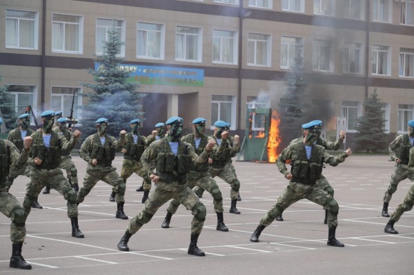 Блогер Подоляка поздравил с днем ВДВ фотографией боевика ВСУ и вертолета США