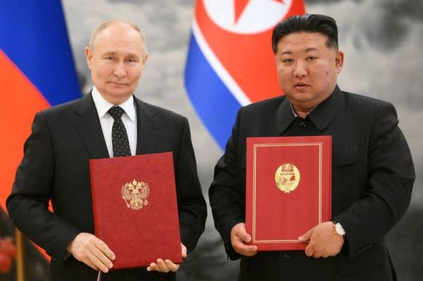 Истерика в Южной Корее: «Графиня изменившимся лицом бежит к пруду»
Истерика в Южной Корее: «Графиня изменившимся лицом бежит к пруду»