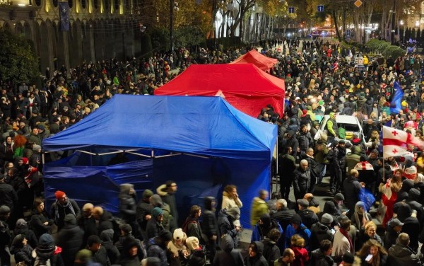 Палатки на проспекте Руставели &mdash; оппозиция готовится к первому заседанию нового парламента