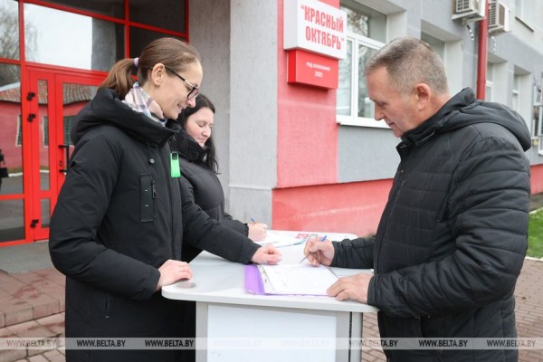 ФОТОФАКТ: В Беларуси продолжается сбор подписей в поддержку выдвижения кандидатов в Президенты