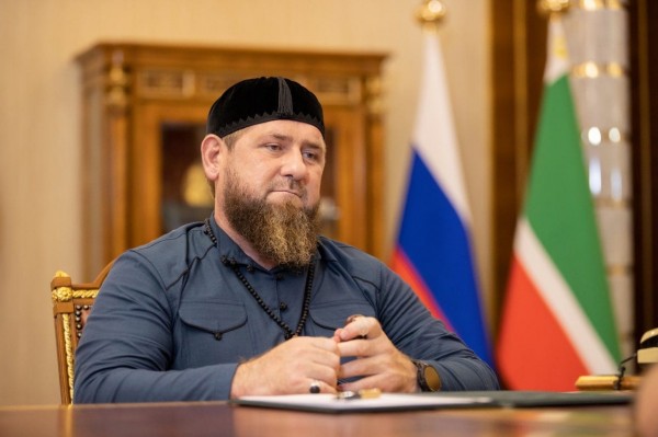 Кадыров опубликовал изображение Путина на троне с цитатой о мощи РФ Кадыров опубликовал изображение Путина на троне с цитатой о мощи РФ
