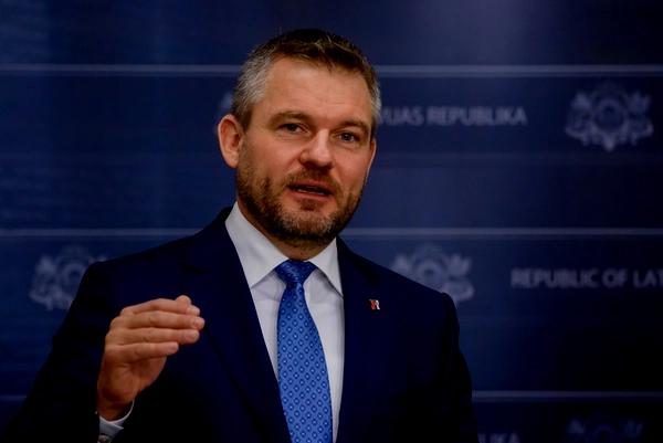 Ученик отказался пожать руку президенту Словакии и началась травля. Школе угрожают, ее охраняет полиция
Ученик отказался пожать руку президенту Словакии и началась травля. Школе угрожают, ее охраняет полиция