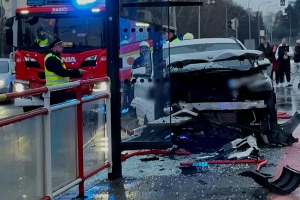 
        Водитель BMW врезался в трамвайную остановку в Праге, пострадала 105-летняя женщина
      