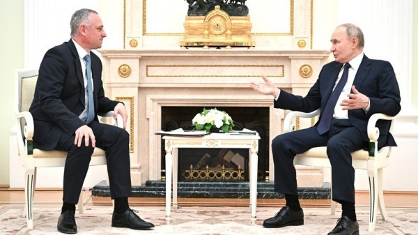 Путин пообещал продолжить программу по двойному гражданству с Абхазией Путин пообещал продолжить программу по двойному гражданству с Абхазией