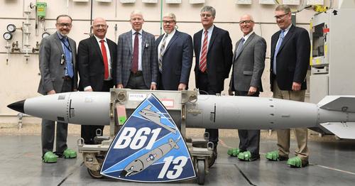 США представили самую мощную ядерную бомбу — B61-13 США представили самую мощную ядерную бомбу — B61-13
