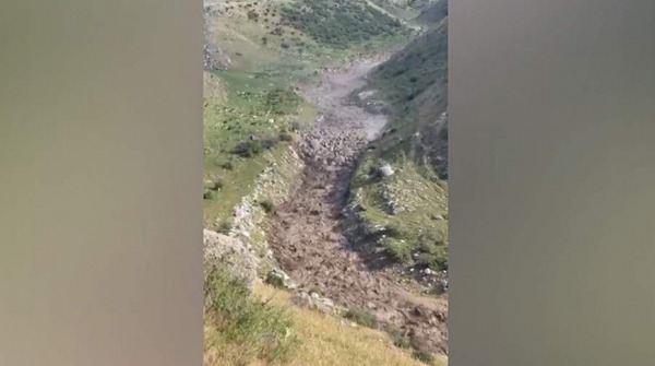 В Кыргызстане из-за прорыва дамбы на горном озере эвакуировали 950 человек