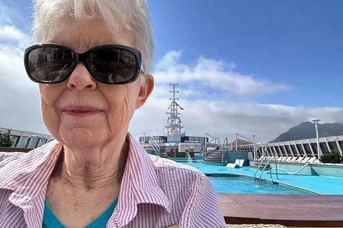 77-летняя женщина продала всё своё имущество и переехала жить на лайнер &laquo;бесконечный круиз&raquo;