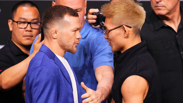 Пётр Ян и Сонг Ядонг провели битву взглядов перед боем на UFC 299 Пётр Ян и Сонг Ядонг провели битву взглядов перед боем на UFC 299