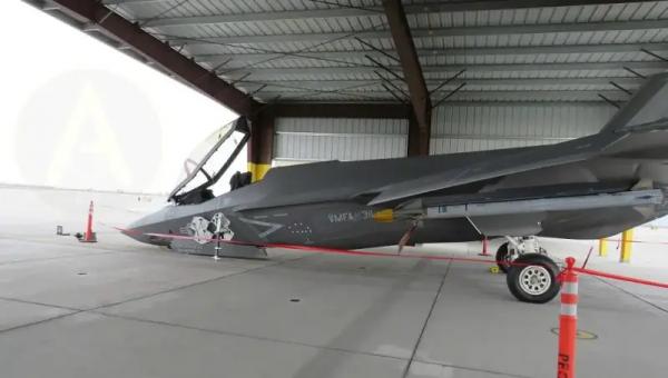 
Появились изображения истребителя F-35C Lightning ll ВМС США со сложившейся передней стойкой шасси
