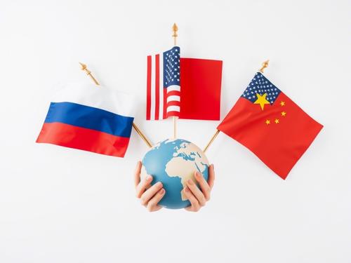 Китай сохраняет стратегическое спокойствие, наблюдая улучшение отношений России и США