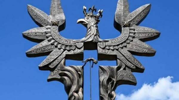 
        Киев обеспокоен приходом к власти в Польше &laquo;украиноскептика&raquo; Кароля Навроцкого

      