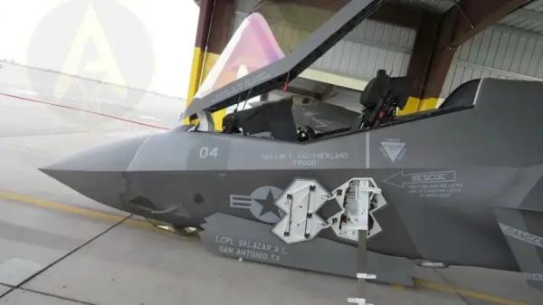 
Появились изображения истребителя F-35C Lightning ll ВМС США со сложившейся передней стойкой шасси
