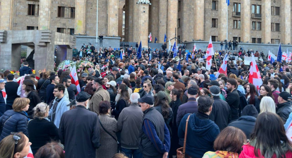 «Защитим победу 9 апреля вместе!» — в Тбилиси прошла акция против закона об «иноагентах» «Защитим победу 9 апреля вместе!» — в Тбилиси прошла акция против закона об «иноагентах»