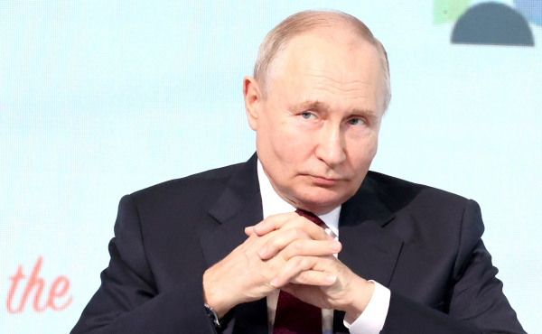 В Краснодаре у салона украли фигуру Путина В Краснодаре у салона украли фигуру Путина