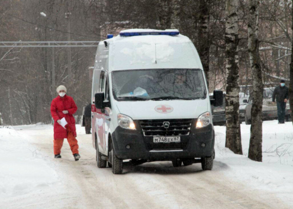 В Красноярске девушки разбились при катании на ватрушке, привязанной к машине